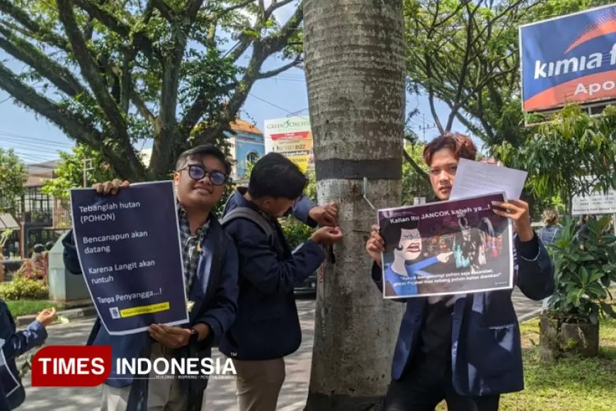 Mahasiswa FH&#45;UWG Malang Gelar Aksi Tolak Penebangan Pohon di Jl Soekarno Hatta