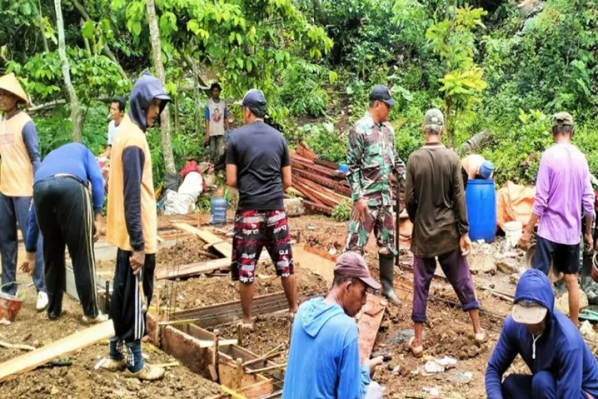 Babinsa Kedung Banteng Gotong Royong Bangun Rumah Warga Kurang Mampu