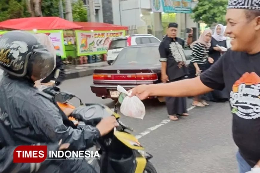 Berkah Ramadan, Komunitas Angkring Mangkring Ponorogo Bagikan 2.000 Takjil