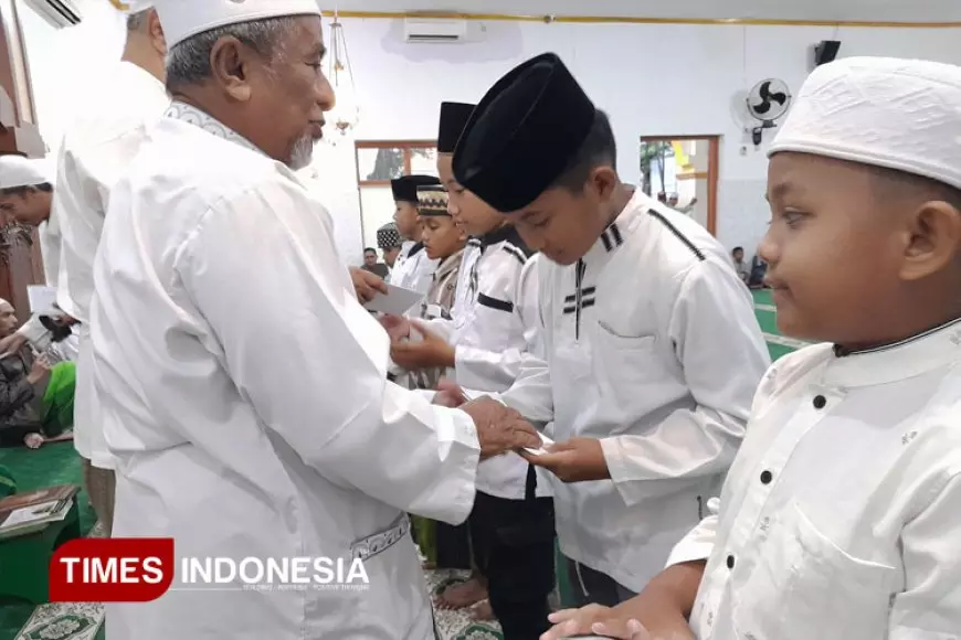 Peduli Anak Yatim, Takmir Masjid Nur Patokan Kraksaan Berikan 25 Paket Santunan