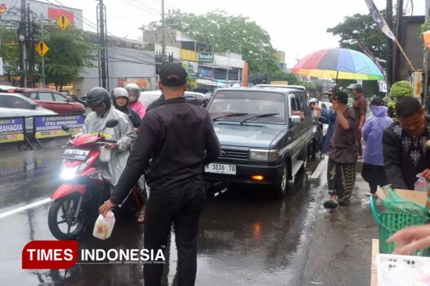 Berbagi Takjil Satuan MENWA UWG Malang Wujudkan Konsep Kerakyatan