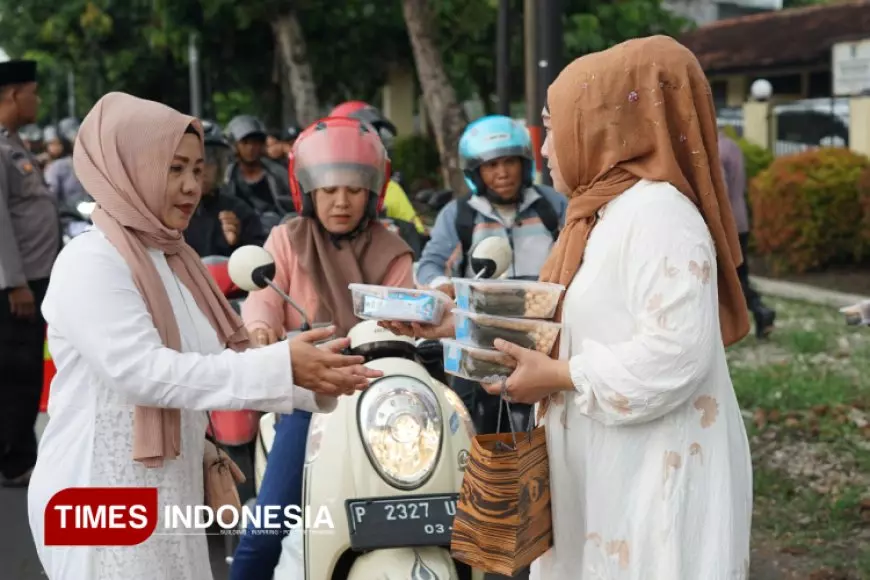 Semarak Ramadan, Kokoon Hotel Banyuwangi Bagikan Ratusan Paket Takjil Gratis