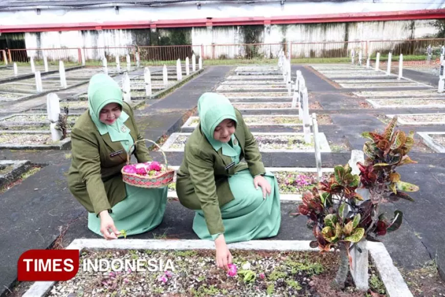 Mengenang Perjuangan Pahlawan, Persit KCK Blitar Tabur Bunga di TMP Raden Wijaya