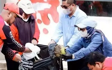 Bupati Pangandaran Bantu Petugas Kebersihan Mengumpulkan Sampah