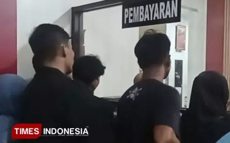 Ratusan Warga Masih Antre di Samsat Pemalang Hingga Malam Hari Ikuti Program Pemutihan Pajak