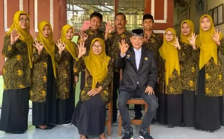 Cetak Talenta Sepakbola Usia Dini, Wakil Ketua DPRD Banyuwangi Blusukan Sekolah