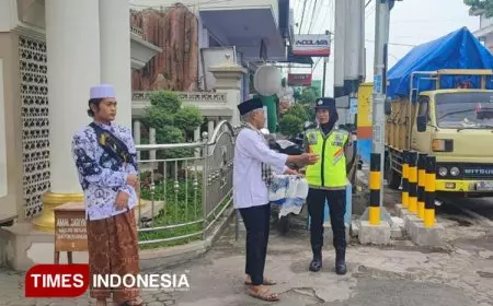 Sentuhan Humanis Srikandi Bhayangkara Banyuwangi Jaga Kekhusyukan Shalat Jumat