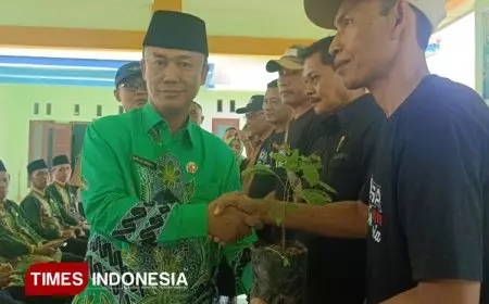 Peringati Hari Bumi, Kemenag Bondowoso Tanam Bibit Matoa di Pekarangan Warga