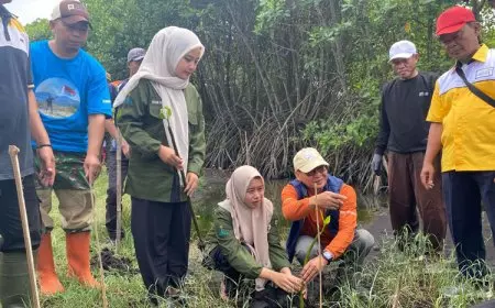 UIN KHAS Jember Tanam Ribuan Mangrove di Pesisir Pantai Cemara Puger