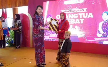 Ketua TP PKK Kabupaten Kediri Beri Penghargaan Ratusan Orang Tua Hebat