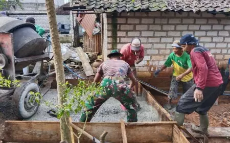Anggota Kodim Lamongan Membangun Musholla, Menyulam Kebersamaan Bersama Warga