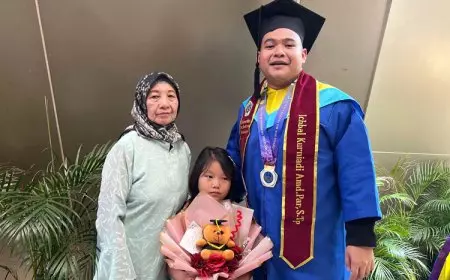 Tukang Cuci Piring Jadi Wisudawan Terbaik Unitomo Surabaya