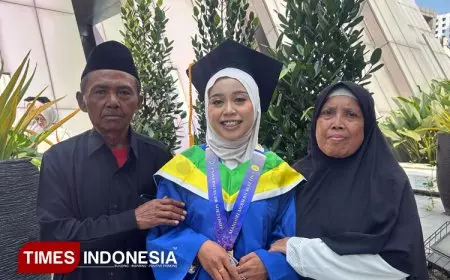 Air Mata Haru Anak Pengayuh Becak, Raih Gelar Magister di Unitomo Surabaya