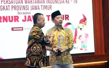 Komut PT PJU H Achmad Fauzi Terima PWI Jatim Award