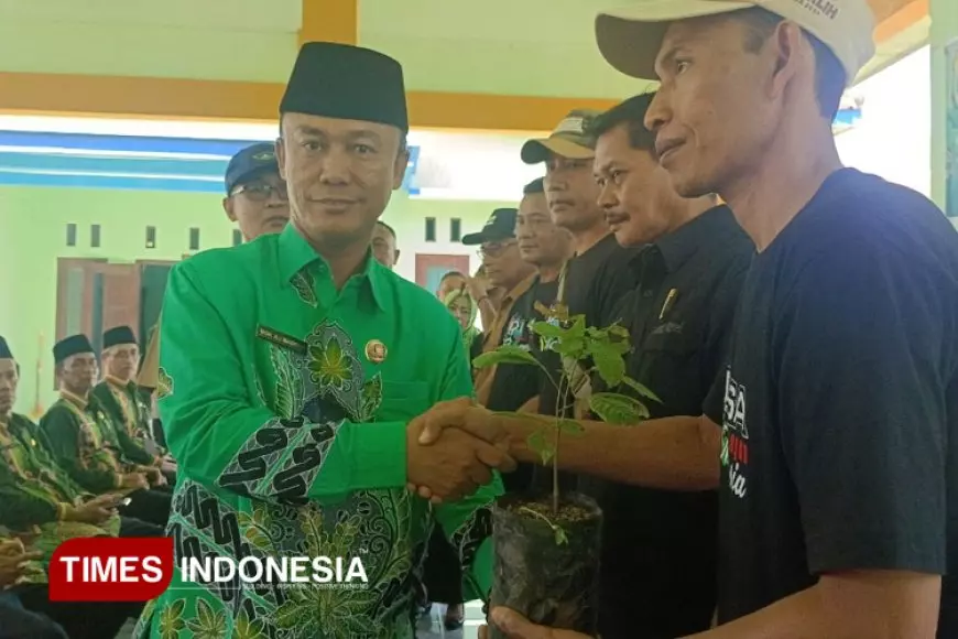 Peringati Hari Bumi, Kemenag Bondowoso Tanam Bibit Matoa di Pekarangan Warga