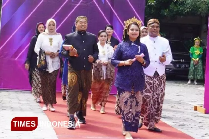 Lomba Fashion Show Busana Adat Nusantara Meriahkan Hari Kartini di UNIPMA Madiun