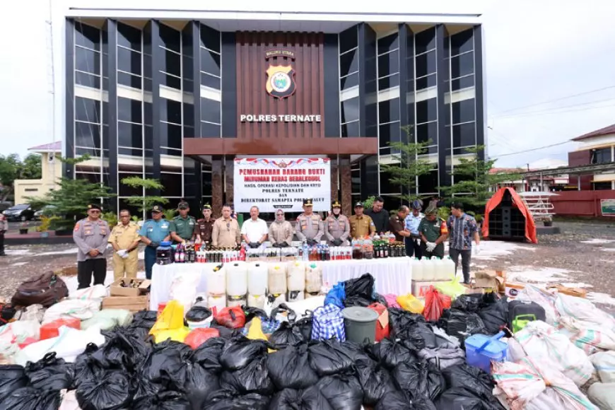 Kapolda Malut Pimpin Pemusnahan Ribuan Liter Minuman Keras di Ternate