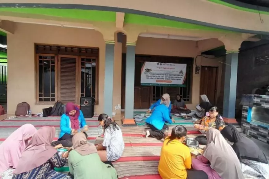 Mahasiswa PPG UNIPMA Latih Ibu-ibu Membuat Sabun Cuci Piring Berbahan Eco Enzyme di Nambangan Kidul, Kota Madiun