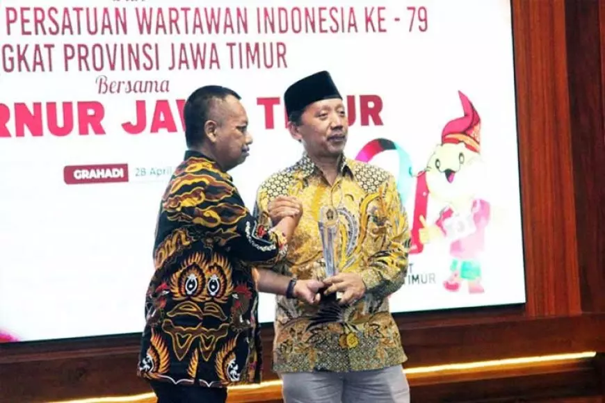 Komut PT PJU H Achmad Fauzi Terima PWI Jatim Award
