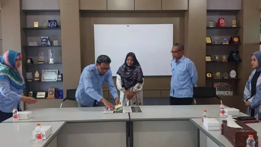 Rektor UWG Malang Serahkan Tali Asih untuk Keluarga Almarhum Dr Gunarianto