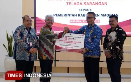 Percantik Trotoar Telaga Sarangan, Bank Jatim Serahkan CSR Lampu Hias