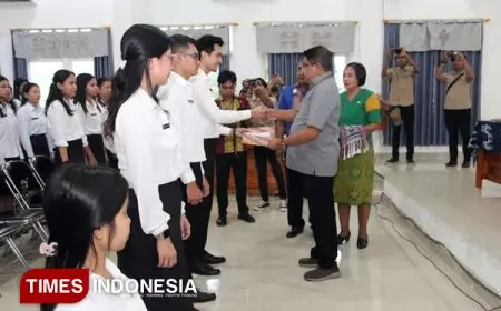 Serahkan SK 240 CPNS, Begini Pesan Bupati Sumba Timur