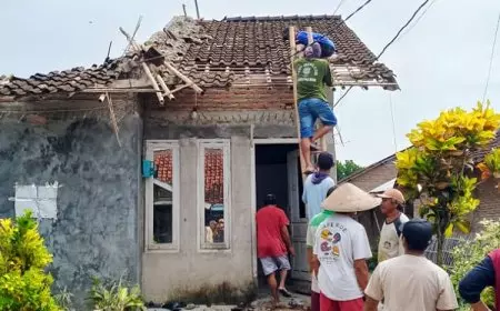 Angin kencang Puting Beliung Robohkan Rumah Warga Polsek Pemalang Ke Lokasi Berikan Bantuan