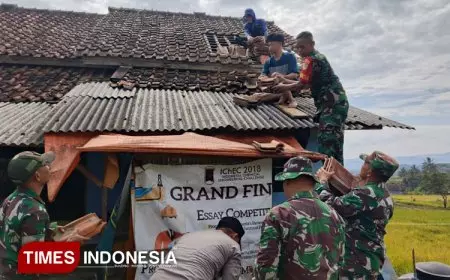 Karya Bakti TNI Perbaiki Rumah Warga Pasca Diterjang Bencana di Majalengka