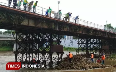 Menumpuk Akibat Pladu dan Hujan, Sampah di Kaki Jembatan Lama Kediri Dibersihkan