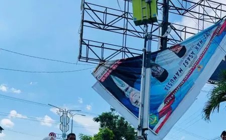 DPMPTSP Kota Bontang Tertibkan Baliho Demi Keselamatan Pengguna Jalan
