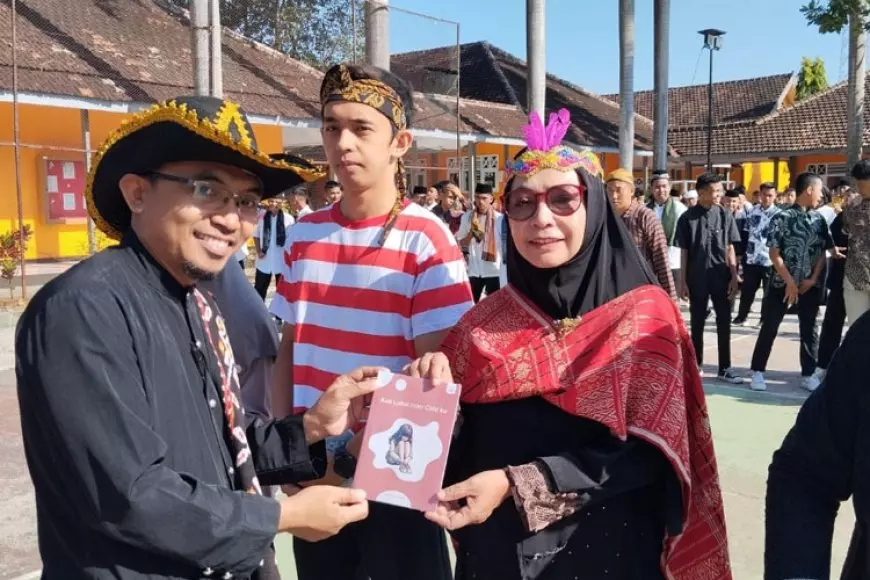 SMK di Bondowoso Ini Luncurkan 24 Buku Saat Momen Hardiknas 2025