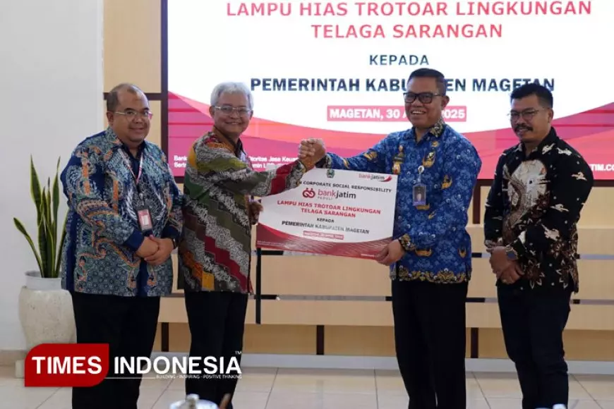 Percantik Trotoar Telaga Sarangan, Bank Jatim Serahkan CSR Lampu Hias