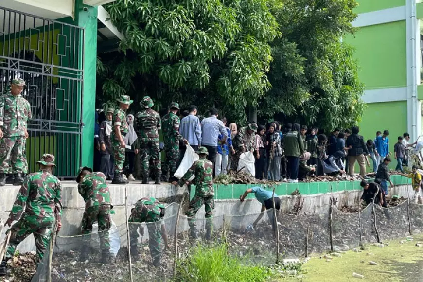 TNI, Mahasiswa Unisla, dan Petani Turun Sawah Demi Ketahanan Pangan
