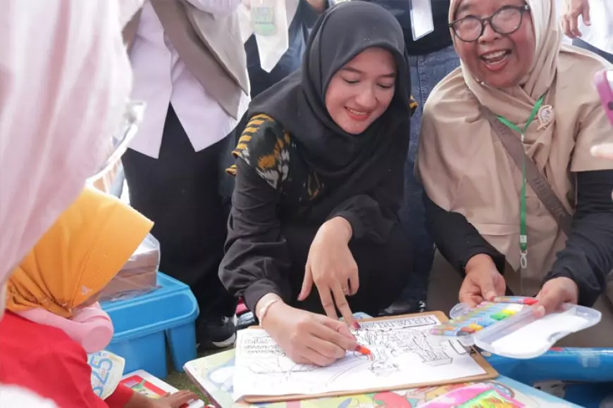 Ning Marisa Warnai Keceriaan Anak di Alun-alun Kota Kraksaan