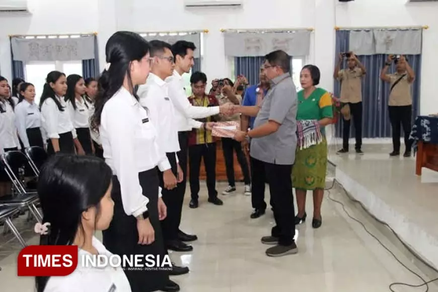 Serahkan SK 240 CPNS, Begini Pesan Bupati Sumba Timur