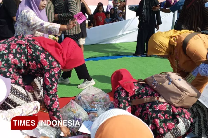 Warga Rayakan Hari Jadi Desa Semboro Jember dengan Kirab Tumpeng Klepon