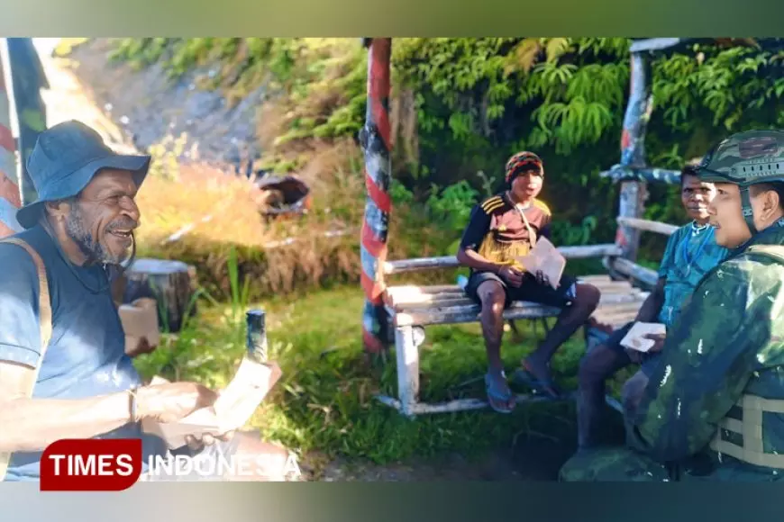 Satgas Yonif 500 Sikatan Tebar Kasih dari Boneka, Pakaian, hingga Nasi Bungkus