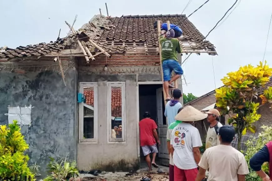 Angin kencang Puting Beliung Robohkan Rumah Warga Polsek Pemalang Ke Lokasi Berikan Bantuan