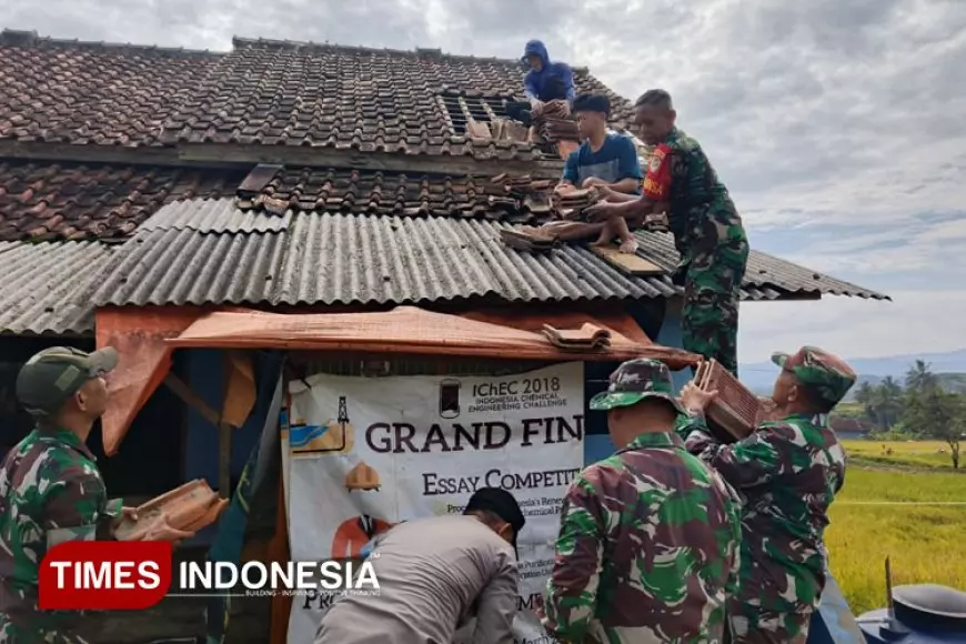 Karya Bakti TNI Perbaiki Rumah Warga Pasca Diterjang Bencana di Majalengka