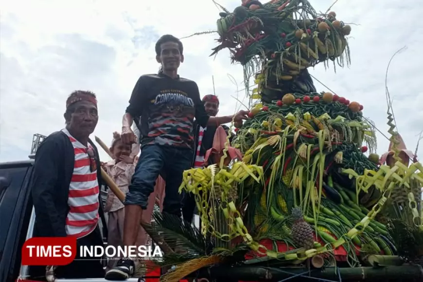 Warga Desa Lampeji Membludak Saksikan Parade Hasil Bumi