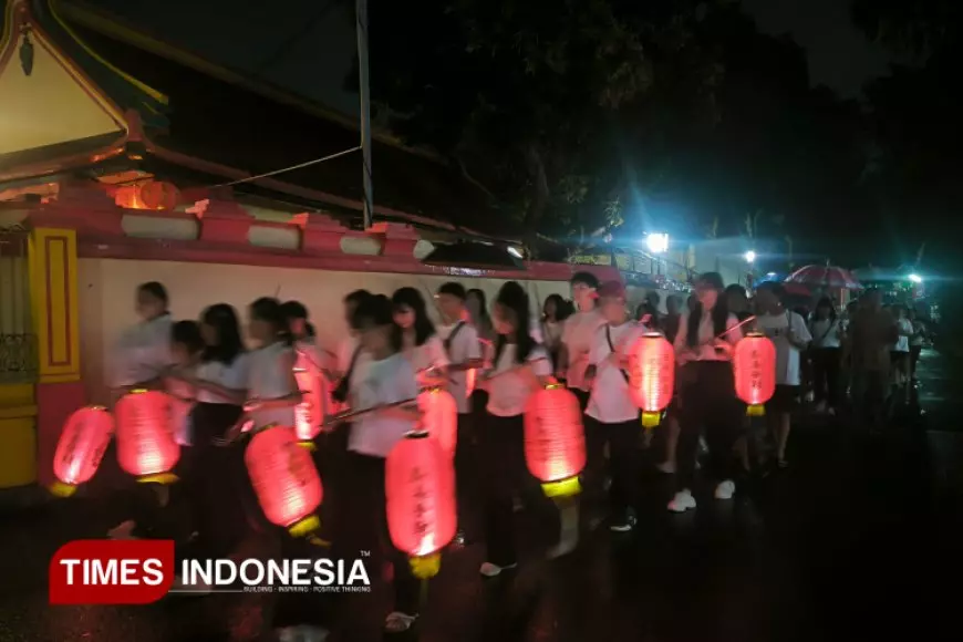 Ritual Pradaksina Warnai Waisak Umat Buddha Kota Probolinggo