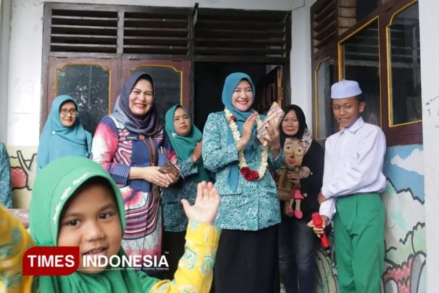 Cegah Anemia, Ning Marisa Edukasi Siswi Minum Tablet Tambah Darah