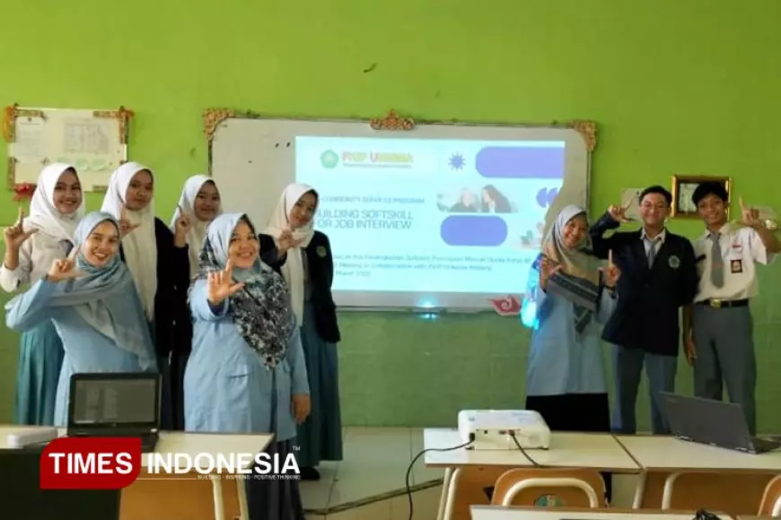Dosen FKIP Unisma Latih Siswa SMKN 12 Malang Menyusun CV Internasional dan Simulasi Wawancara Kerja Berstandar Global