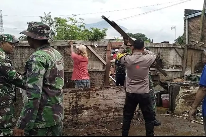 Rumah Tua Roboh di Lawang, Warga Gotong Royong Memperbaiki