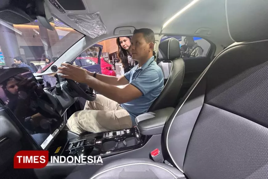 Dandim Surabaya Terkesan Fitur Mobil Masa Depan di IIMS