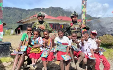 Satgas Yonif Sikatan Ajak Anak-Anak Papua Belajar dan Bermain di Pos Holomama
