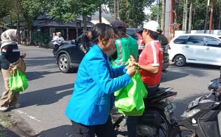JKJT Bagikan Singkong dan Kunyit pada Ojol, Kampanye Imun Lokal di Tengah Polusi Kota