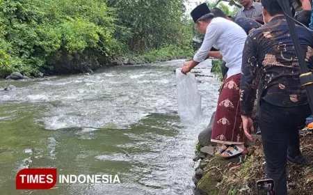 Kembalikan Ekosistem Asli, Bupati Jember Fawait Tebar Ribuan Benih Ikan ke Sungai Silo