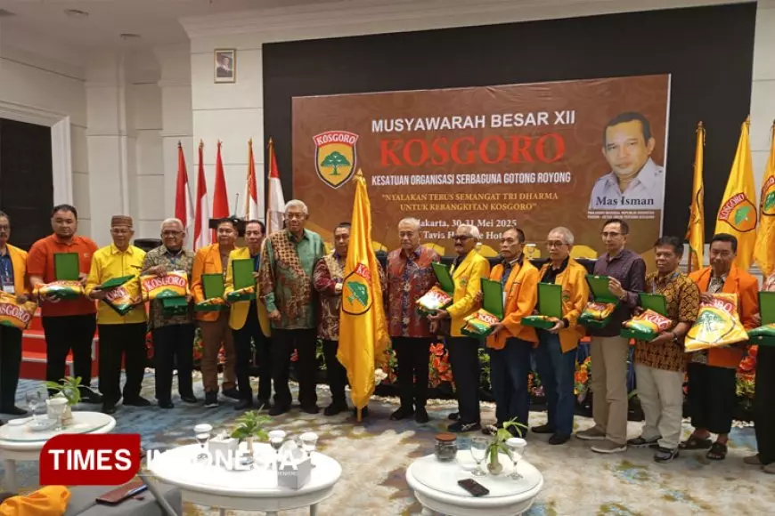 Serahkan Pataka, Hayono Isman Minta  PDK Provinsi Kibarkan KOSGORO Lebih Baik