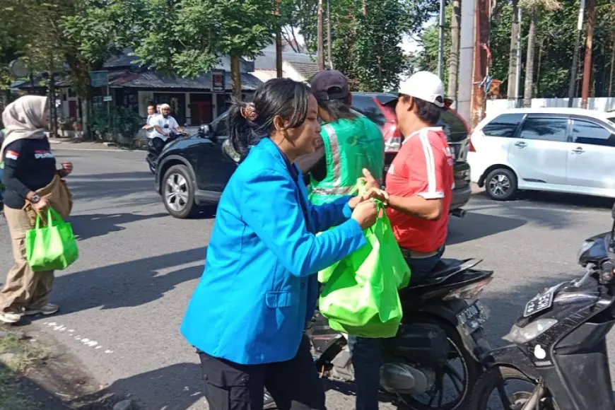 JKJT Bagikan Singkong dan Kunyit pada Ojol, Kampanye Imun Lokal di Tengah Polusi Kota